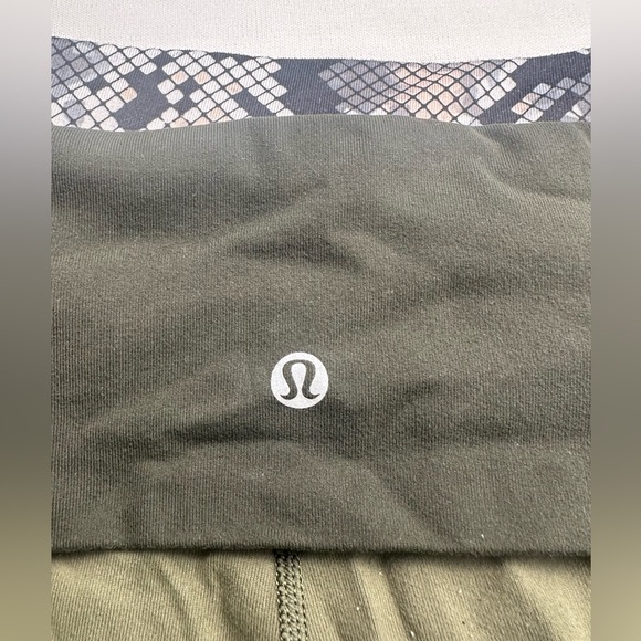 Lululemon sunset salutation crop. Luon light, fold down layered waist. Size 6 - Picture 6 of 16